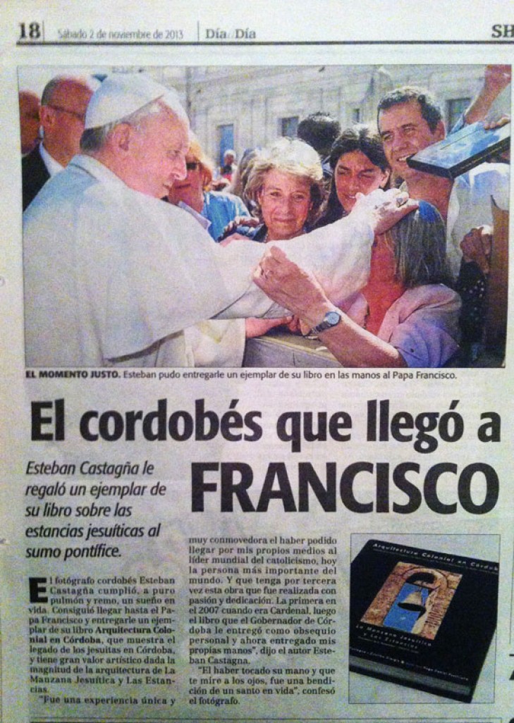 Entregando el libro al Papa Francisco